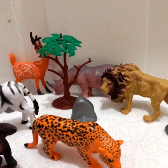 6 Jungle Hard Plastic Animals W/one Tree and rocks - Picture 4 of 5